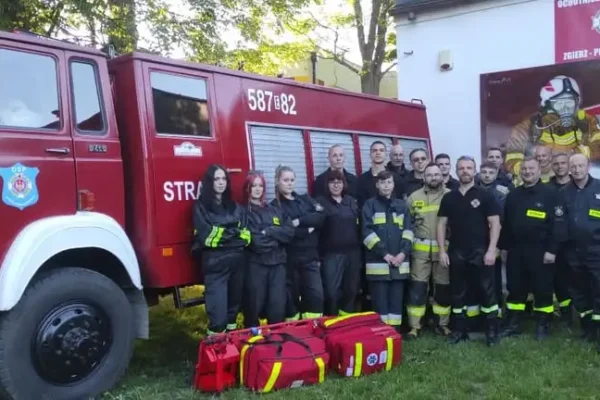 OSP Zgierz-Proboszczewice usuwało rozlaną substancję ropopochodną na skrzyżowaniu DK71 i DK91