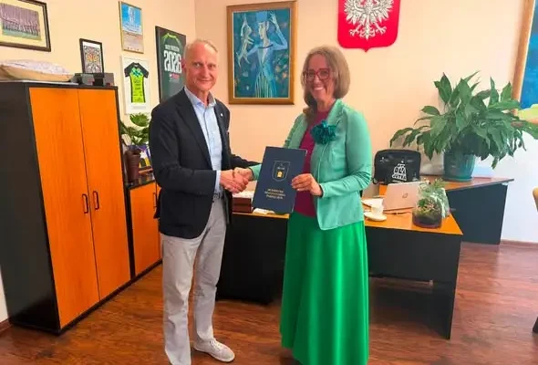 Gmina Parzęczew stawia na gospodarkę cyrkularną – podpisano umowę z Fundacją FERI