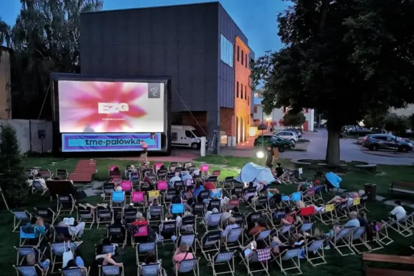Plenerowe kino w Zgierzu: „Dirty Dancing” na ekranie przed Starym Młynem