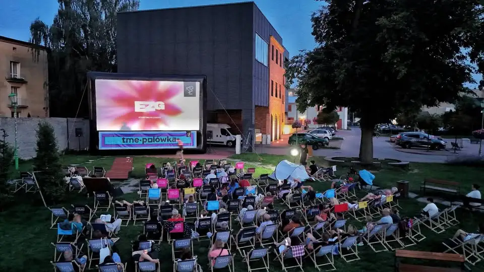 Plenerowe kino w Zgierzu: „Dirty Dancing” na ekranie przed Starym Młynem