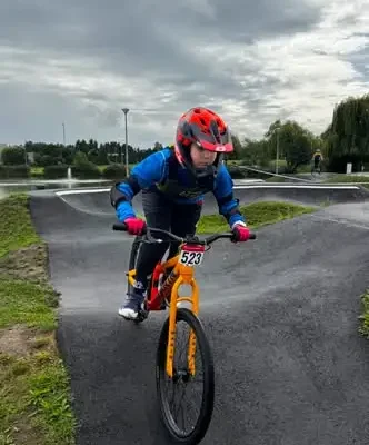 Zawody na najdłuższym pumptracku w Polsce za nami – Parzęczew ścigał się w sportowej atmosferze