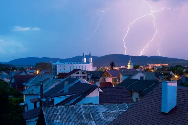 Ostrzeżenie IMGW: Burze i silny wiatr w nocy – dotyczy 16 powiatów woj. łódzkiego
