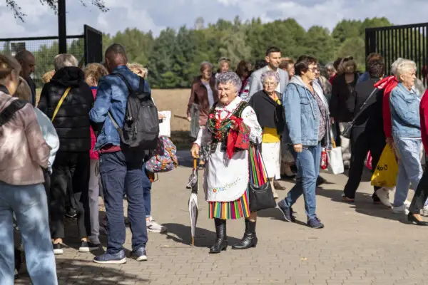 Seniorzy z całego województwa łódzkiego świętowali w Dzierżąznej