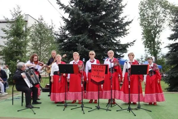 Giecznianki z kapelą ludową na pikniku szkolnym w Giecznie