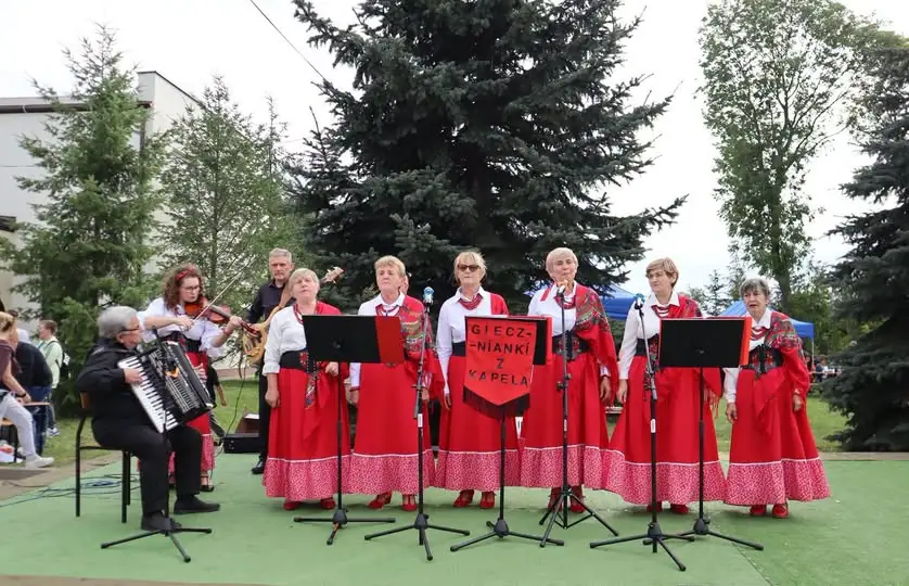 Giecznianki z kapelą ludową na pikniku szkolnym w Giecznie