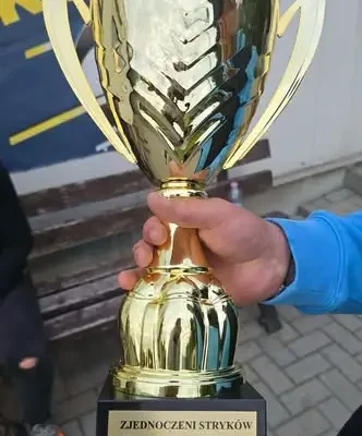 Młodzi piłkarze ze Strykowa z pucharem mistrzostw