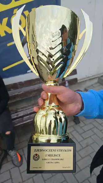 Młodzi piłkarze ze Strykowa z pucharem mistrzostw