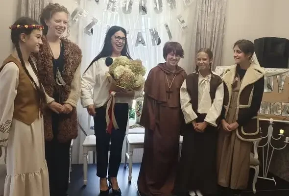 Narodowe Czytanie 2026 w Dzierżąznej: młodzież i Katarzyna Pakosińska ożywili „Dziady”