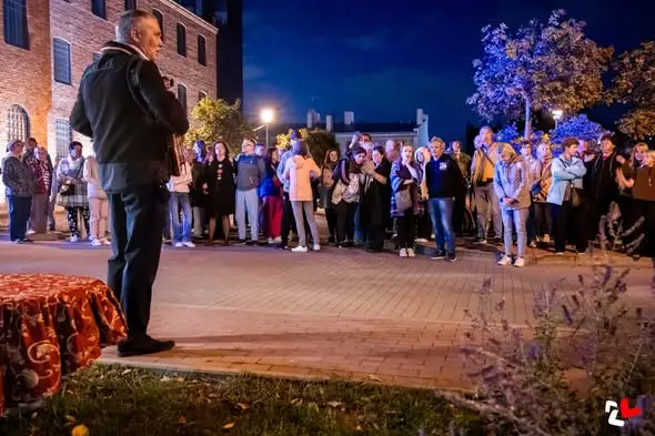 Miasto Tkaczy w Zgierzu rozbłysło nocą – Silent Disco i spacer „Miasto, które brzmi”