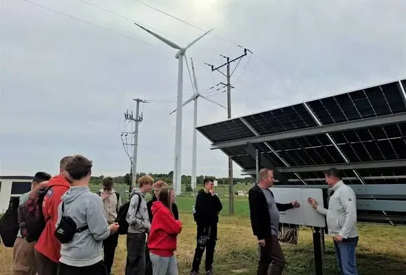 Uczniowie klasy OZE po raz dziesiąty odwiedzili farmę wiatrową w Szczawinie Kolonii