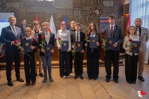 Stypendia edukacyjne Rady Miasta Zgierza wręczone podczas wrześniowej sesji