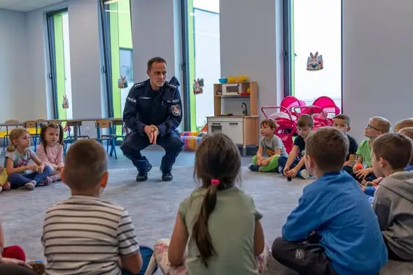 Bezpieczna droga do szkoły: zgierscy policjanci uczą najmłodszych zasad ruchu drogowego