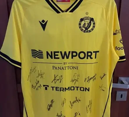 Licytacja koszulki Widzewa Łódź z autografami dla Laurki