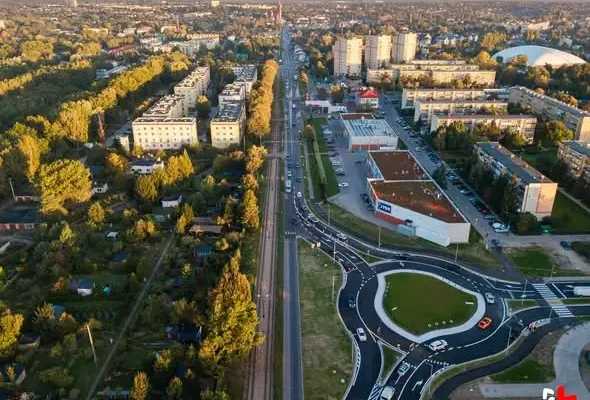 Nowe rondo na ulicy Łódzkiej w Zgierzu już przejezdne – zobacz z drona
