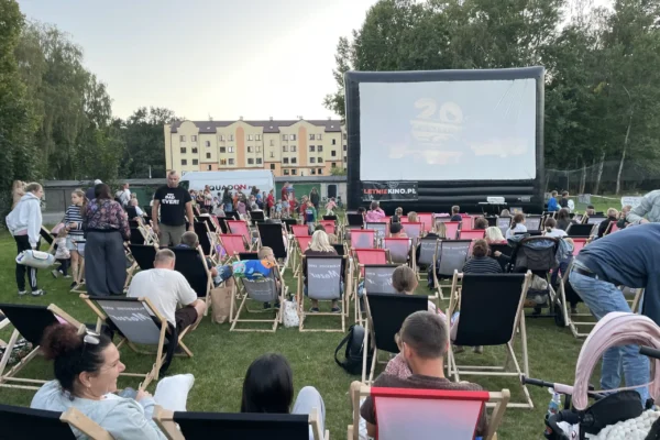 Plenerowe kino w Leźnicy Wielkiej – Osiedlu: filmowy wieczór z popcornem