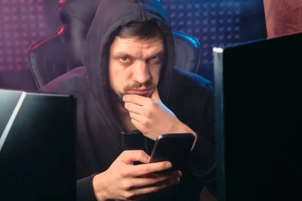 Fałszywy mObywatel nowym narzędziem oszustów. Policja ostrzega przed „mFake”