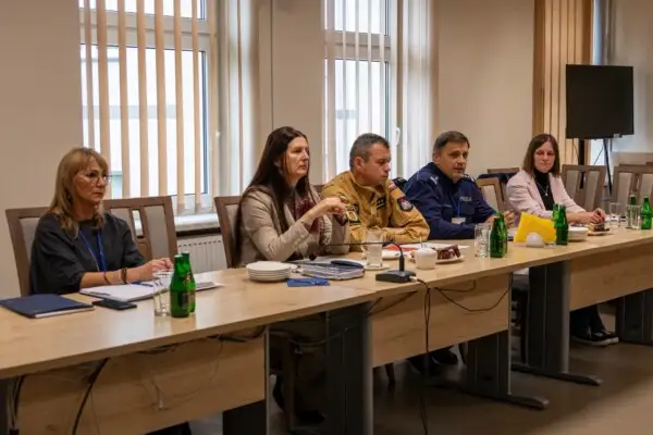 Gmina Zgierz: służby i dyrektorzy szkół łączą siły dla bezpieczeństwa uczniów