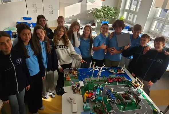 Warsztaty „Young Engineer” w szkole – uczniowie klasy 7d budowali miasto z LEGO