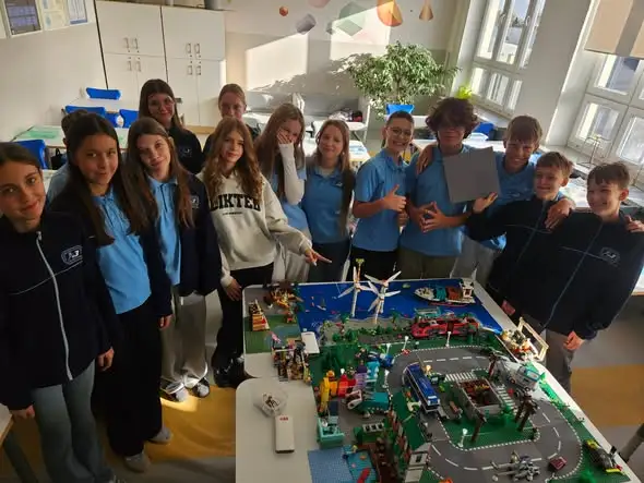 Warsztaty „Young Engineer” w szkole – uczniowie klasy 7d budowali miasto z LEGO