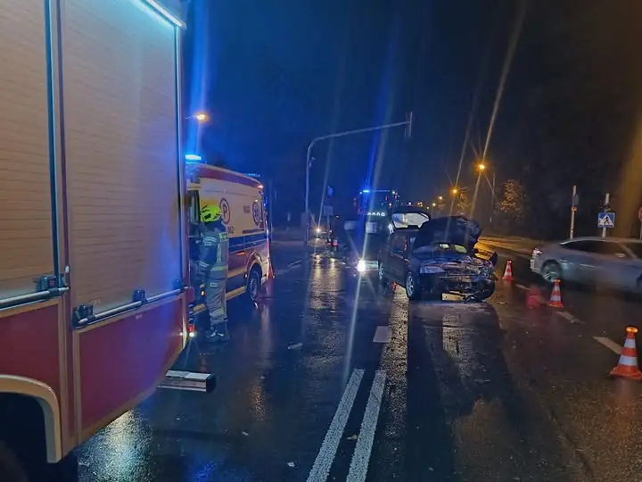 Kolizja drogowa na ul. Sikorskiego w Głownie – interwencja służb