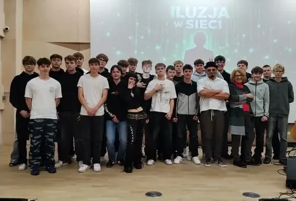 „Iluzja w sieci” – zgierscy uczniowie o cyberbezpieczeństwie w rytmie muzyki