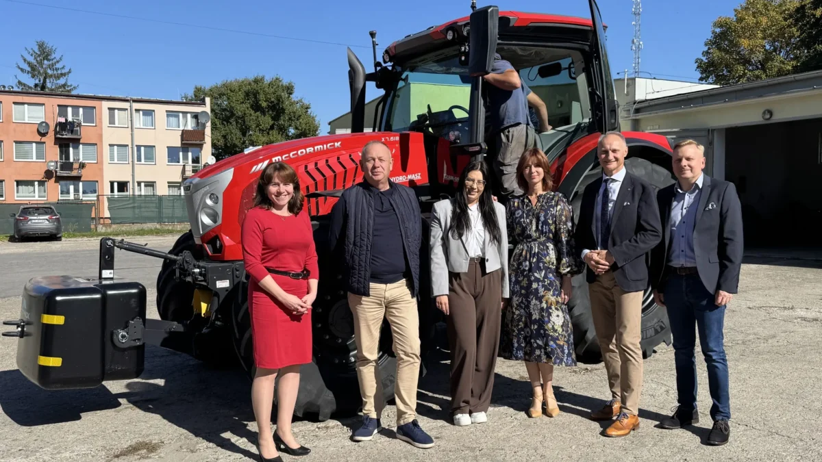 Nowy ciągnik i sprzęt kryzysowy trafiły do gminy Parzęczew